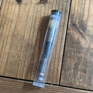 IT Cosmetics Dual-Ended Makeup Brush with Black and Silver Handle 7. New